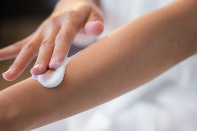 Kış aylarında soğuk hava cildi kurutuyor: Kızarık ve kaşıntılı ciltler dikkat etmeli