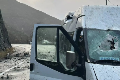 Yamaçtan kopan kaya, minibüse isabet etti