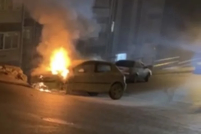 Alkollü sürücünün duvara çarptığı otomobil yandı