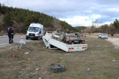 Kamyonetle otomobil çarpıştı! Ölü ve yaralı var...