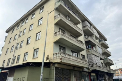 Bursa'da 1999 depreminde hasar aldığı iddia edilen bina korku saçıyor!