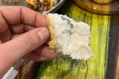 Ekmeğin içinden çıkanı görünce şok oldu!