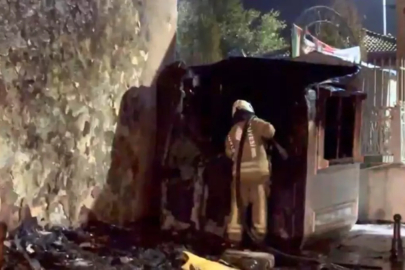 Fatih'te güvenlik kulübesi alev alev yandı