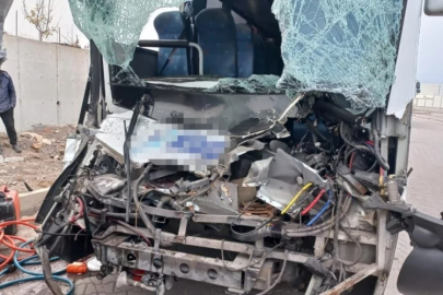 İşçi servisi tıra arkadan çarptı