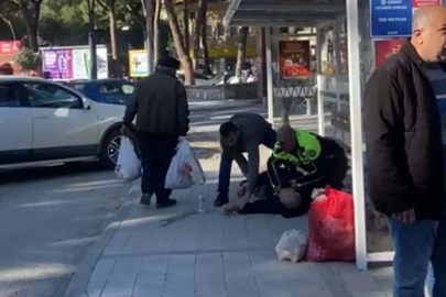 Otobüs durağında yere düşen yaşlı adamın diline polis müdahalesi