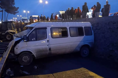 Sinop'ta servis minibüsü ile otomobil çarpıştı: 1 ölü, 10 yaralı