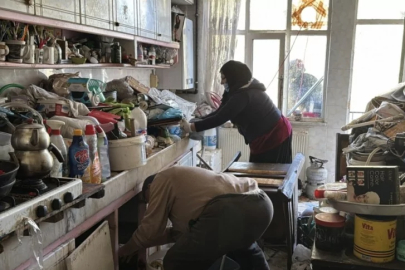 Böyle çöp ev görülmedi: Tonlaca çöp çıkardılar!