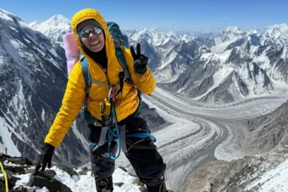 Dünyanın en zor zirvesinde Türk Bayrağı dalgalandırdı!