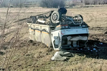 Kontrolden çıkan kamyon şarampole devrilerek takla attı: 1 yaralı