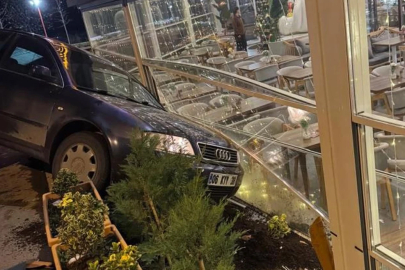 Kontrolden çıkan otomobil kafeteryaya daldı