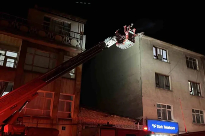 Konya'da 3 katlı binanın çatısında yangın paniği