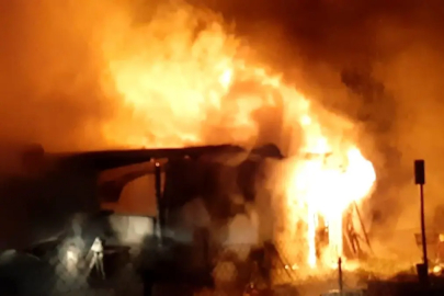 Kümesi alev alev yandı, karşısına geçip "Canımız sağ, ben de yanabilirdim" dedi