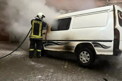 Park halindeki minibüs çıkan yangında kullanılamaz hale geldi