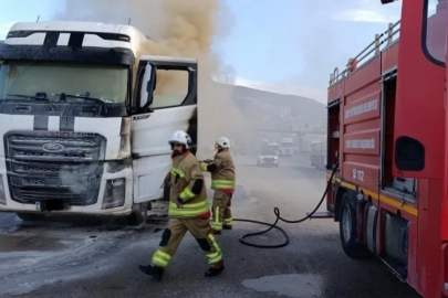 Seyir halinde tırdan korkutan yangın!