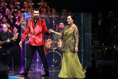 Sinemanın usta ismi Türkan Şoray "İyilik Korosu" ile sahneye çıktı