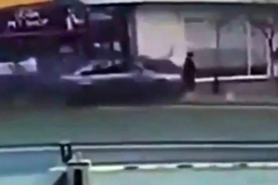 Şişli'de otomobilin yayaların arasına daldığı anlar kamerada