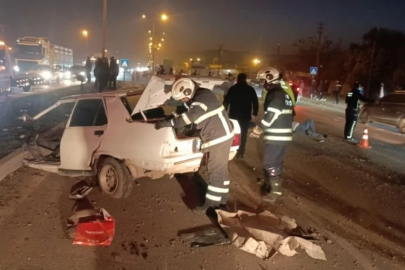 Tırla çarpışan Tofaş ikiye bölündü