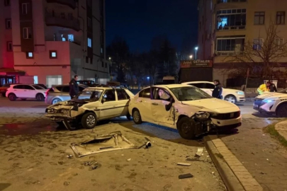 Kazada savrulan otomobil kaldırımdaki yayalara çarptı: 4 yaralı