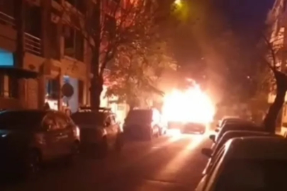 Korkutan yangın! Minibüs kül oldu, 3 araç hasar gördü