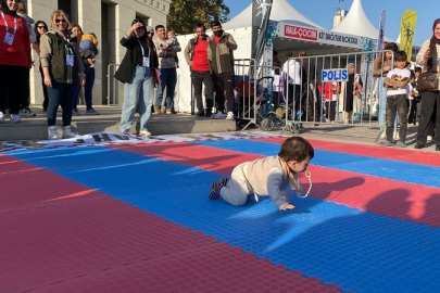Bebek emekleme yarışı meydanı kahkahaya boğdu