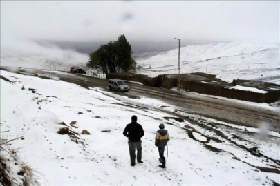 Ağrı'da yoğun kar ve buzlanma nedeniyle eğitime 1 gün ara