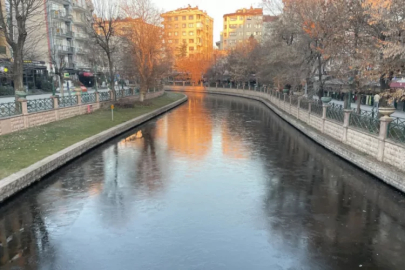 Kentin ortasından geçen ünlü çay buz tuttu!