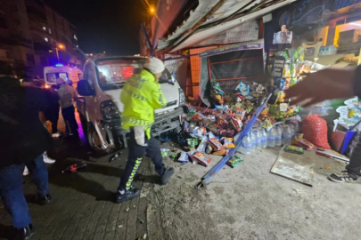 Bursa'da kontrolden çıkan kamyonet markete daldı! Yılbaşı gecesi faciadan dönüldü...