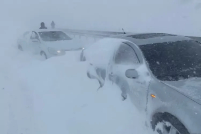 İki il arasındaki yol kapandı! Araçlar kara saplandı
