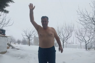 Kar sevinciyle üstsüz dışarı çıktı