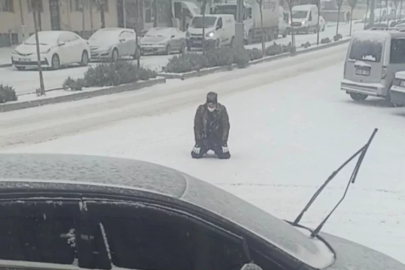 Kar yağışını görünce cadde ortasında secde etti!
