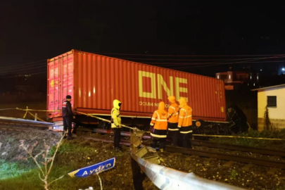 Tır tren yoluna uçtu: Şoförden acı haber