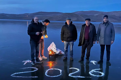 Yeni yılı yüzeyi buz tutan Çıldır Gölü'nde kaz eti yiyerek karşıladılar