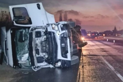Bursa'da feci kaza: İplik yüklü tır devrildi!