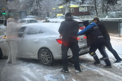 Bursa'da kar hayatı felç etti! Trafik kilitlendi: Kazalar peş peşe geldi