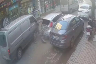 Bursa'da korku dolu anlar! Minibüsün çarptığı araç metrelerce sürüklendi...