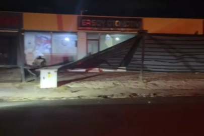 Fırtına, iş yerinin sundurmasını söktü