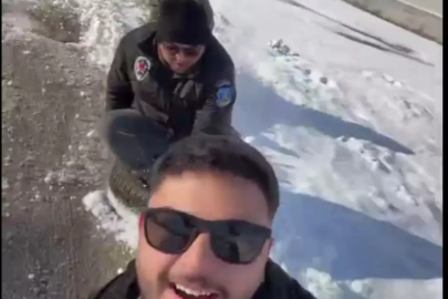 Otomobile bağladığı koltukla kayak yaptı