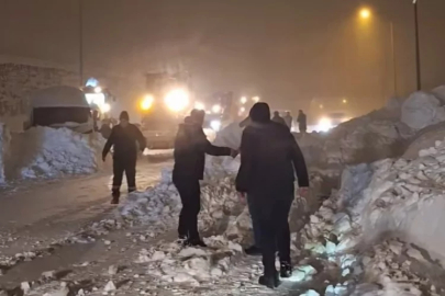 Seyir halindeki yakıt tankeri üzerine çığ düştü; sürücü sağ kurtarıldı