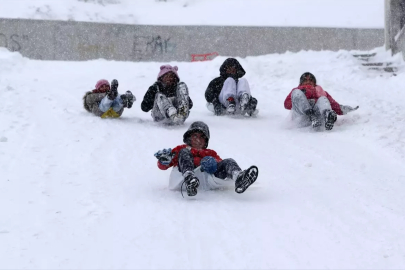 Sivas'ta çocuklar karda poşet ve tepsilerle kayarak yılbaşı tatilinin keyfini çıkardı