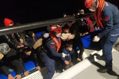 İzmir açıklarında 74 düzensiz göçmen yakalandı