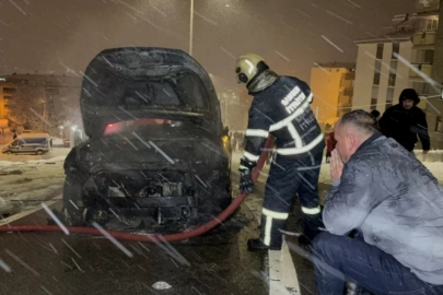 Karlı rampayı çıkarken zorlanan araç alev alev yandı: Sürücü yanan araçta para ve altınını aradı