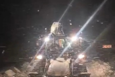 Karlı yolda mahsur kalan tır, iş makinesiyle kurtarıldı