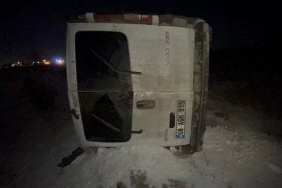 Otomobille çarpışan minibüs şarampole takla attı: 2 yaralı var...