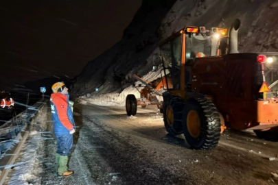 Van-Bitlis karayoluna çığ düştü