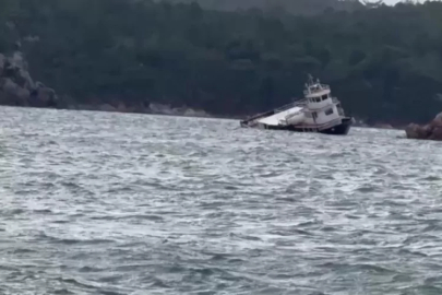 Balıkesir'de fırtına nedeniyle 25 metrelik feribot koya sürüklenerek karaya oturdu