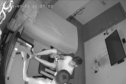 Elazığ'da deprem anı kamerada: Biri panik yaptı, diğeri oyuna devam etti