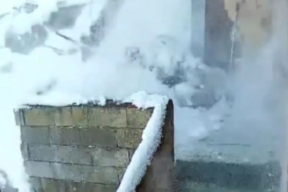 Evinin çatısındaki karı temizlerken düşüp yaralandı