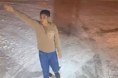 İş makinesi operatörü çocuğu kırmadı, evin önünü kardan temizleyip yolu açtı