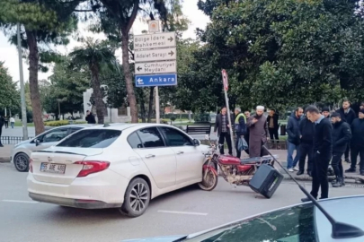 Motosiklet otomobile saplandı