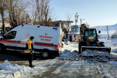 Ekipler ambulansın yolunu açtı, anne ve bebek hastaneye ulaştırıldı